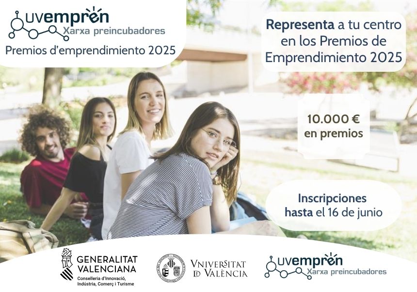 Un grupo de alumnos sonríe a cámara sentados en la hierba